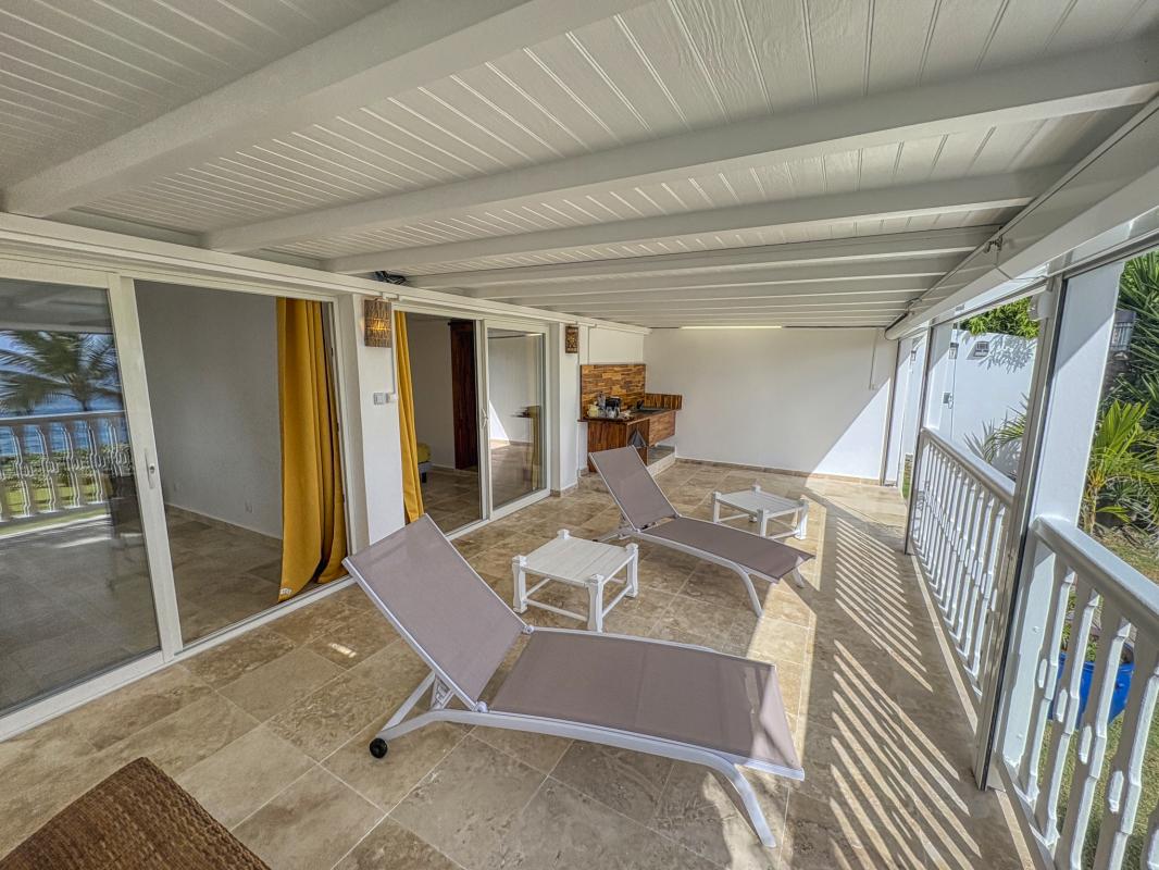 46.Location villa piscine Sainte Anne Guadeloupe_Terrasse Annexes vue mer